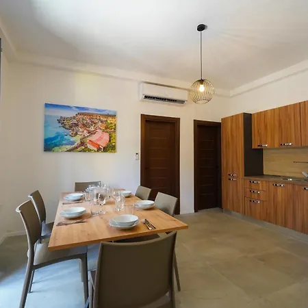 Flora Flats 1st, 2nd And 3rd Floor Appartments No Lift Сент-Полс-Бей