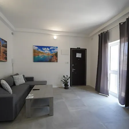 Апартаменты Flora Flats 1st, 2nd And 3rd Floor Appartments No Lift *